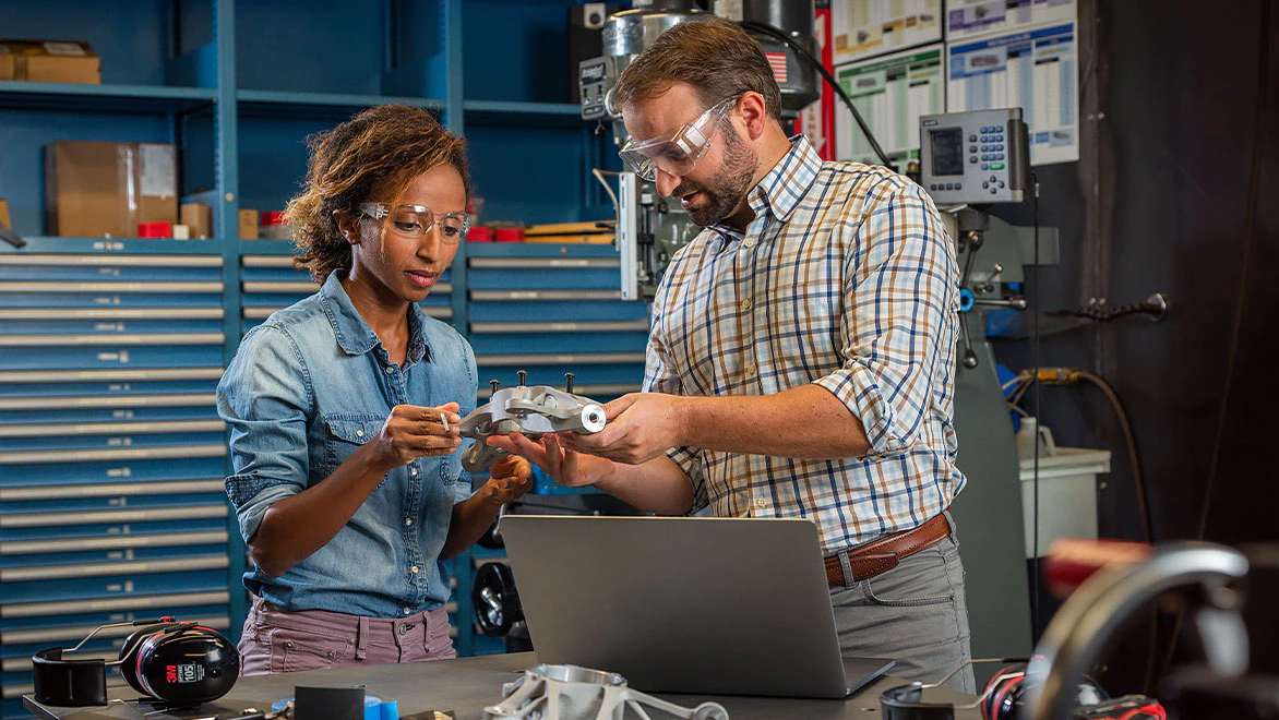 Fusion 360 è una piattaforma software di modellazione 3D, CAD, CAM, CAE e PCB 